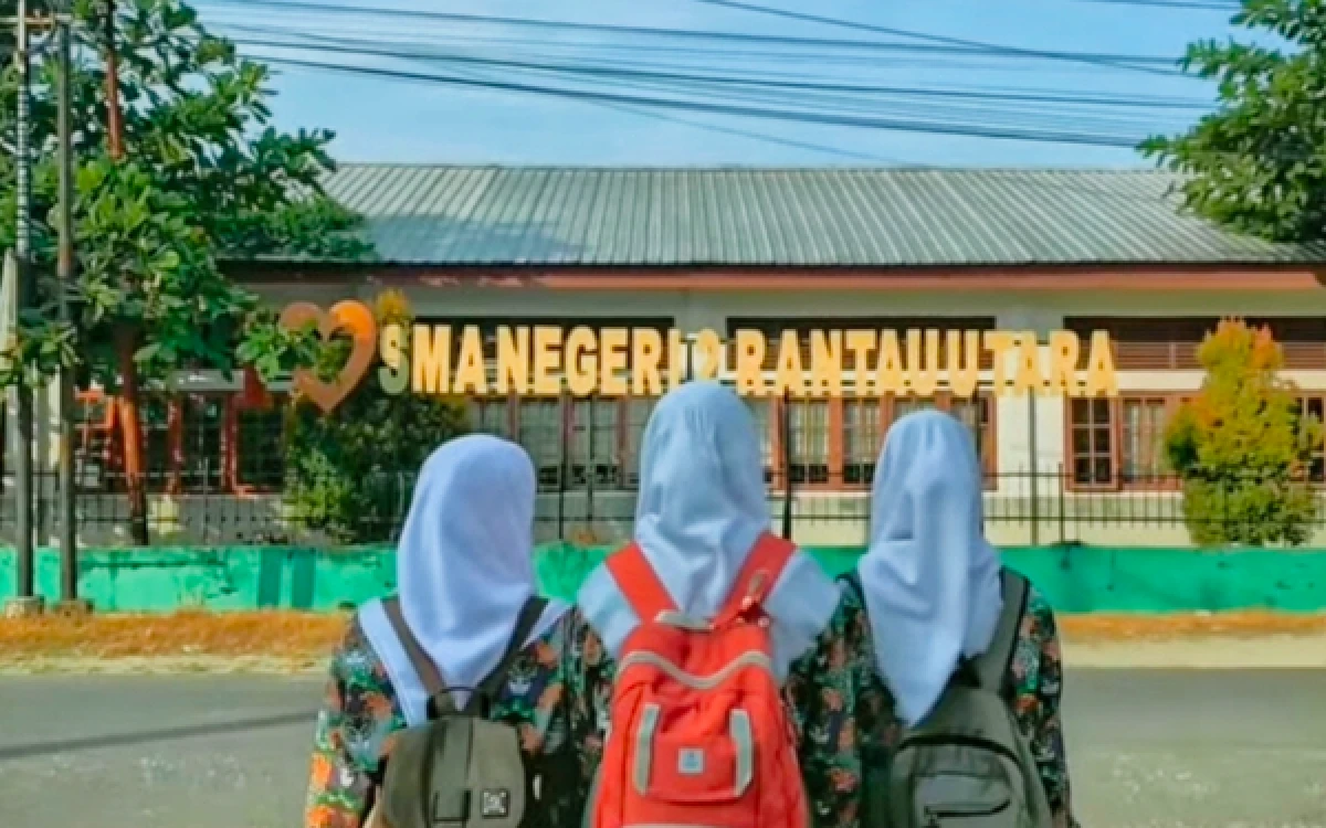SMAN 2 Ratu Labuhanbatu Terima Dana BOSP Rp627 Juta, Kepsek Siapkan Spanduk Info Pengelolaan
