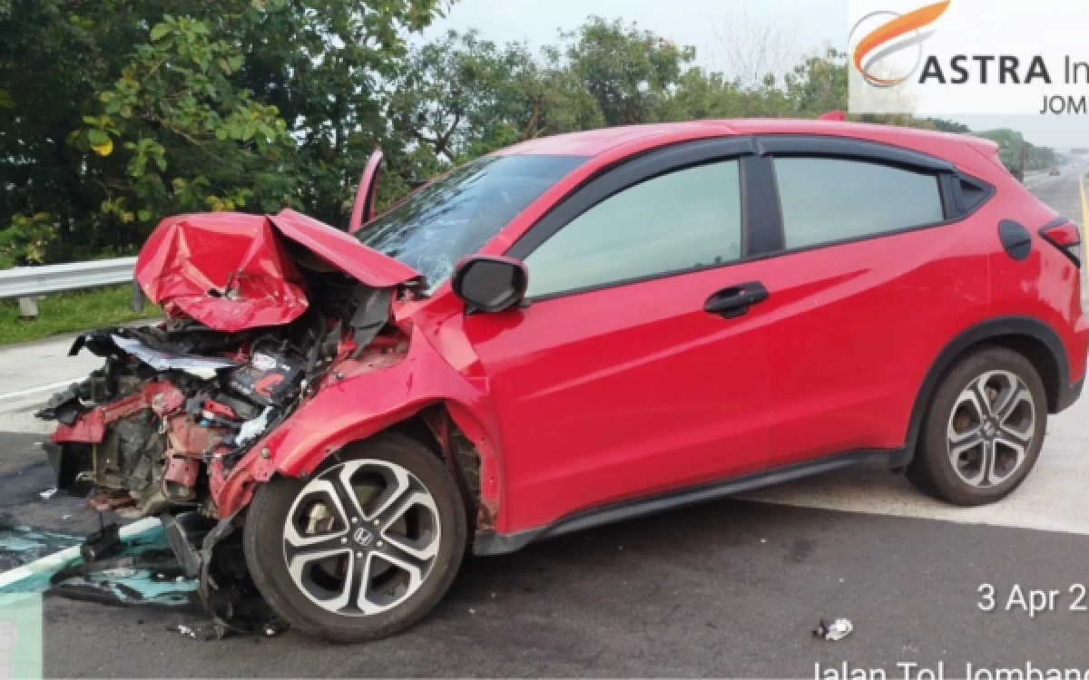 Sopir Diduga Mengantuk, HR-V Tabrak Truk Tangki Pertamina di Tol Jombang KM 697