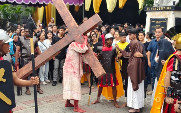 [FOTO] Visualisasi Jalan Salib, Momen Resapi Pengorbanan Yesus Kristus