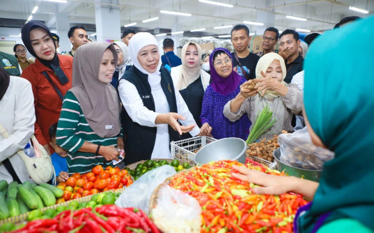 Tinjau Pasar Legi Ponorogo, Gubernur Khofifah Pastikan Harga dan Stok Kebutuhan Pokok Stabil Usai Lebaran