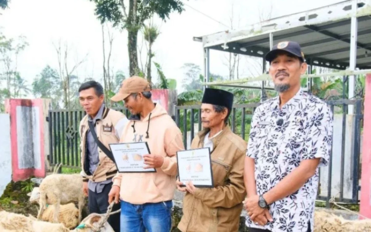 Thumbnail Berita - Distanparik Pemalang Salurkan Bantuan Ternak dan Benih Ikan untuk Korban Bencana