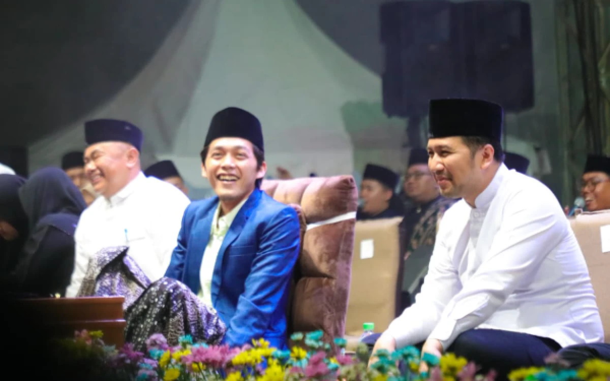 21 Konfigurasi Drone di Langit Malam Surabaya! Gus Iqdam dan Wagub Jatim Luncurkan Talenta Digital di Al-Yasmin