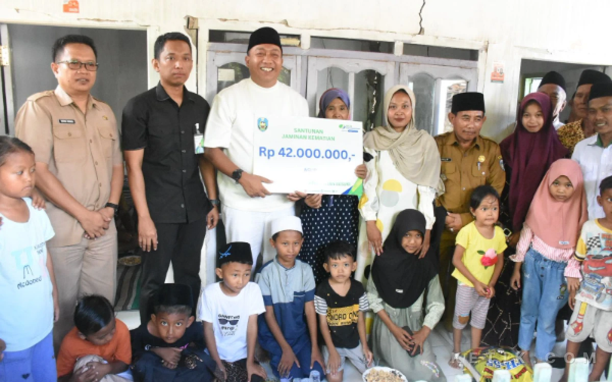 Bupati Situbondo dan Kepala BPJS Ketenagakerjaan Salurkan Santunan JKM ke Rumah Almarhum Guru Ngaji