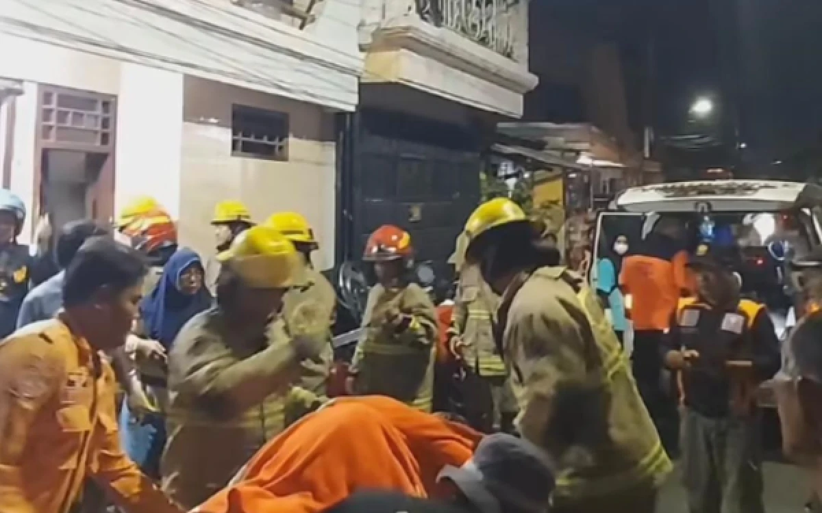 Kebakaran Rumah di Jalan Babadan Surabaya, Dua Korban Dilarikan ke RSUD Dr. Soetomo