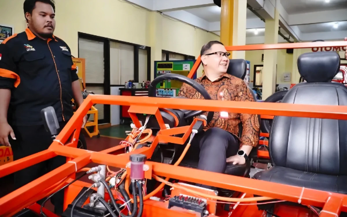 Kadisdik Jatim Jajal Mobil Listrik Karya Siswa SMK YPM 8 Sidoarjo, Bukti Kreativitas Anak Bangsa
