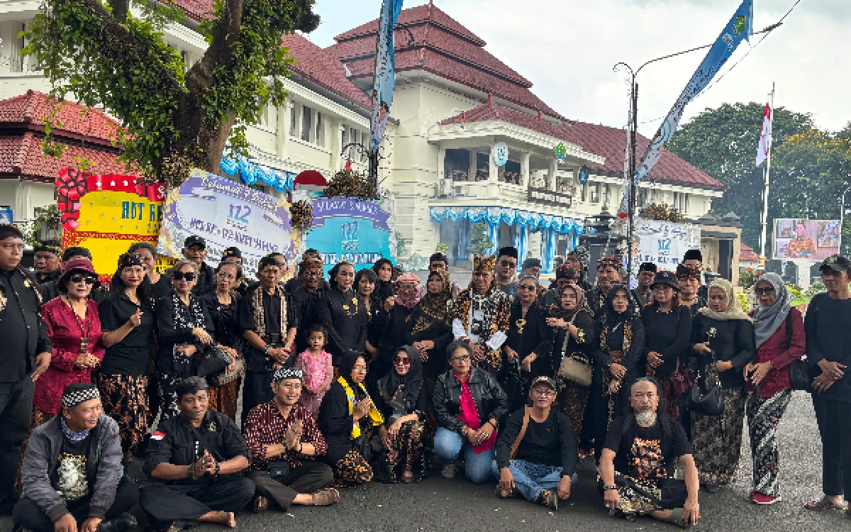 Sebut Mirip Kostum Karnaval, Pelaku Budaya Minta Usulan Baju Khas Malang Dikaji Ulang