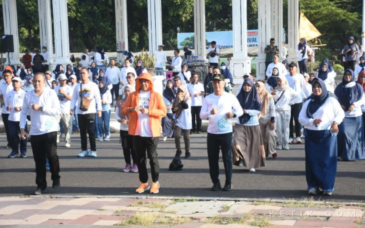 Bupati Situbondo dan Kepala BKN Senam dan Tanam Pohon Bersama Ratusan ASN