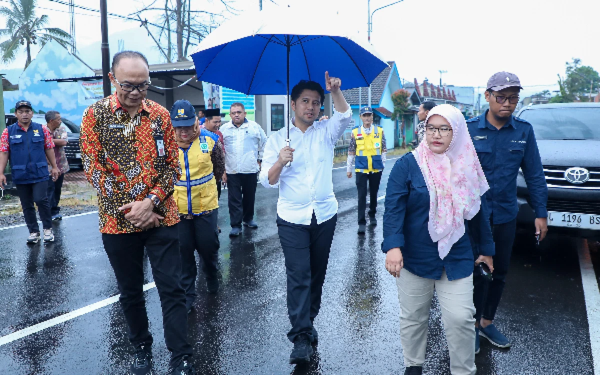 Emil Dardak Tinjau Pelebaran Jalan Akses ke Malang Selatan, Warga Diingatkan Jangan Ngebut