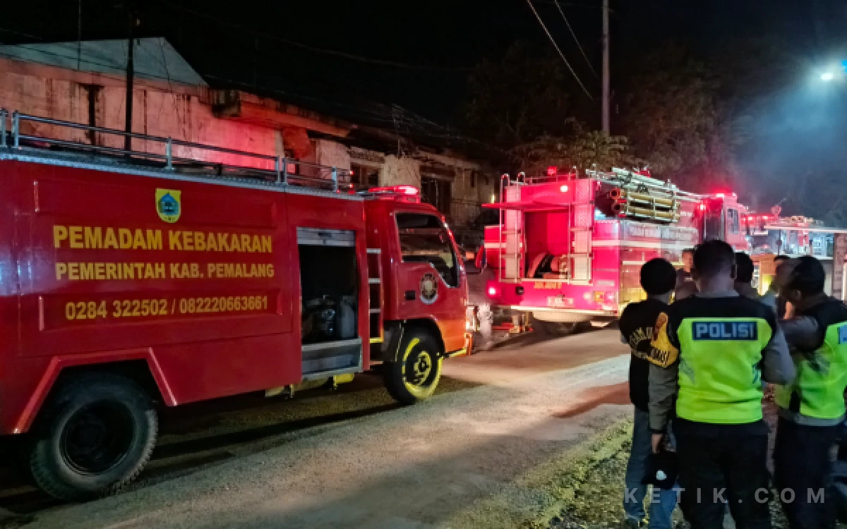 Kebakaran di Sragi Pekalongan, Warung Semi Permanen dan Kanopi Rumah Hangus
