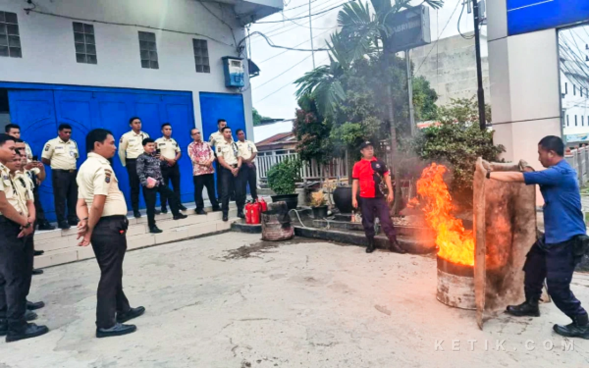 BRI Kotapinang Gandeng Damkar Labusel Latih Karyawan Antisipasi Kebakaran