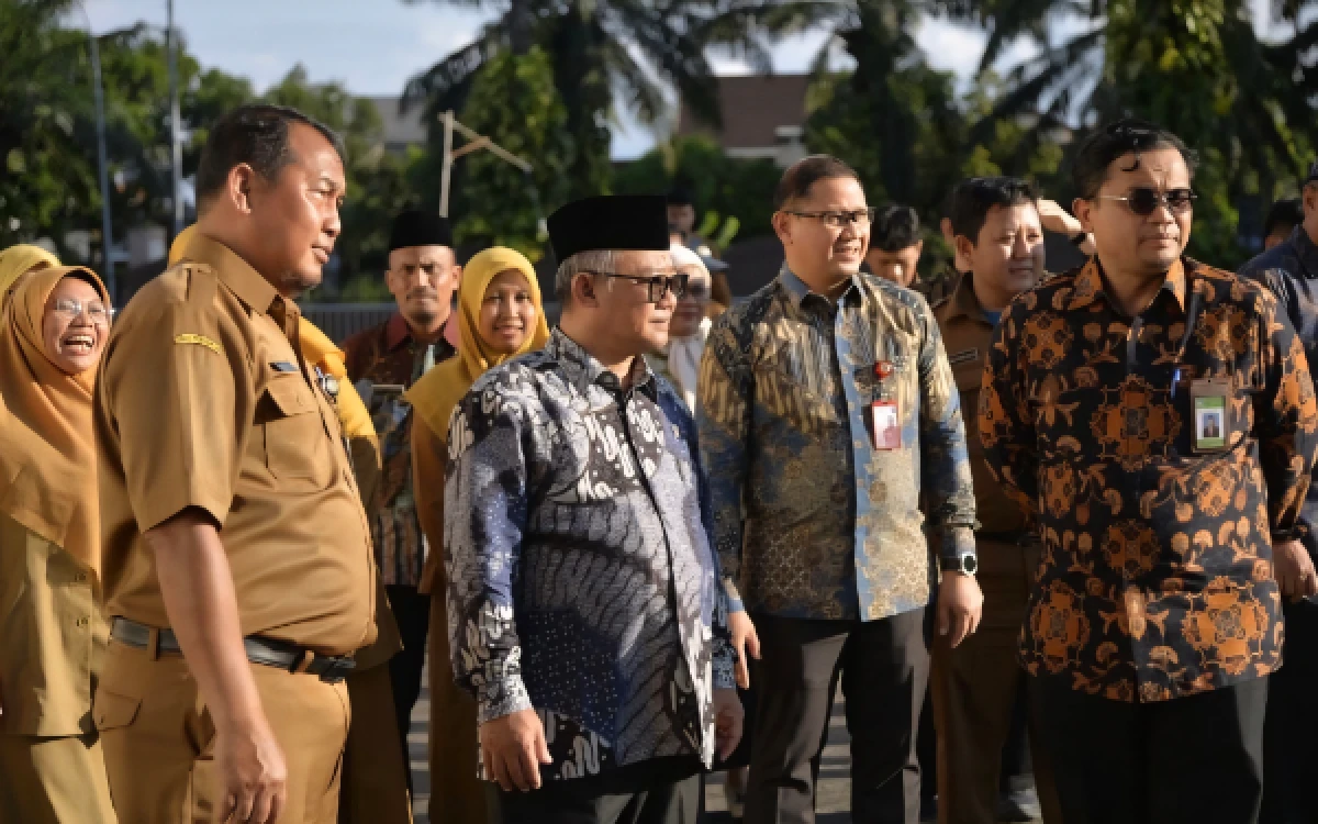 Cetak Atlet Nasional Sejak Dini, Kadisdik Jatim Dampingi Mendikdasmen Tinjau Pembinaan Atlet di SMANOR Sidoarjo