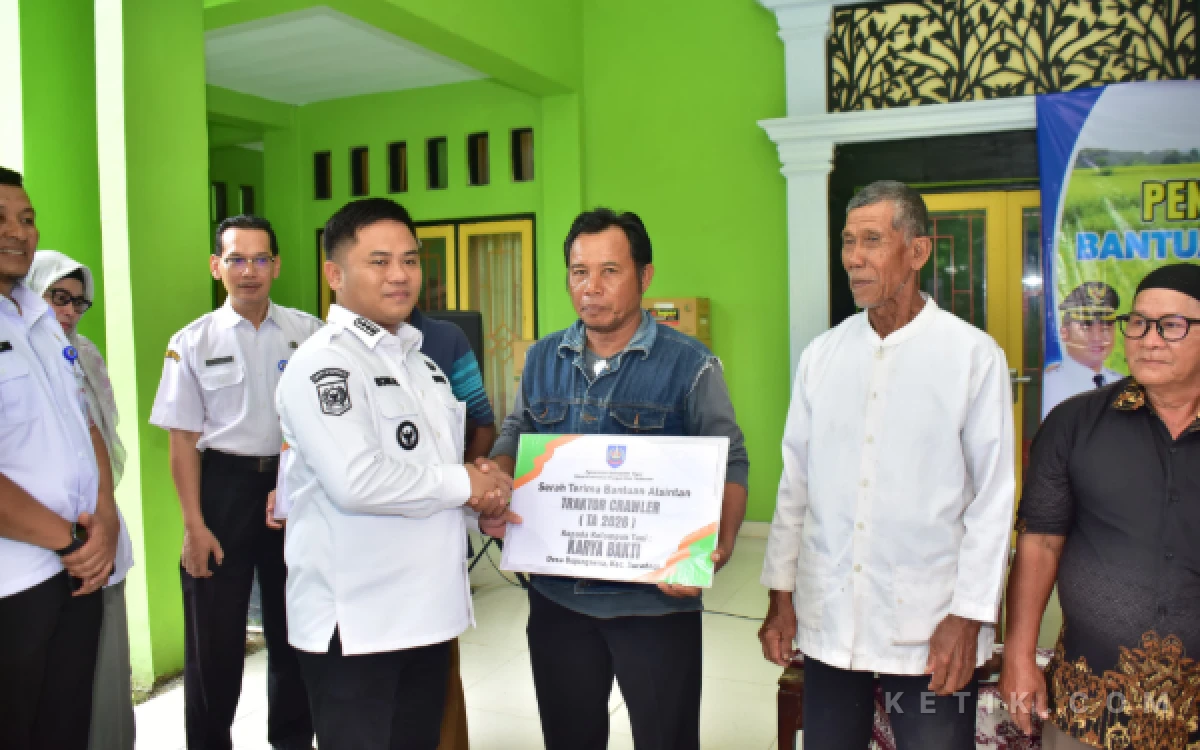 Dorong Modernisasi, Bupati Tegal Serahkan Alsintan dan Bibit Unggul ke Petani