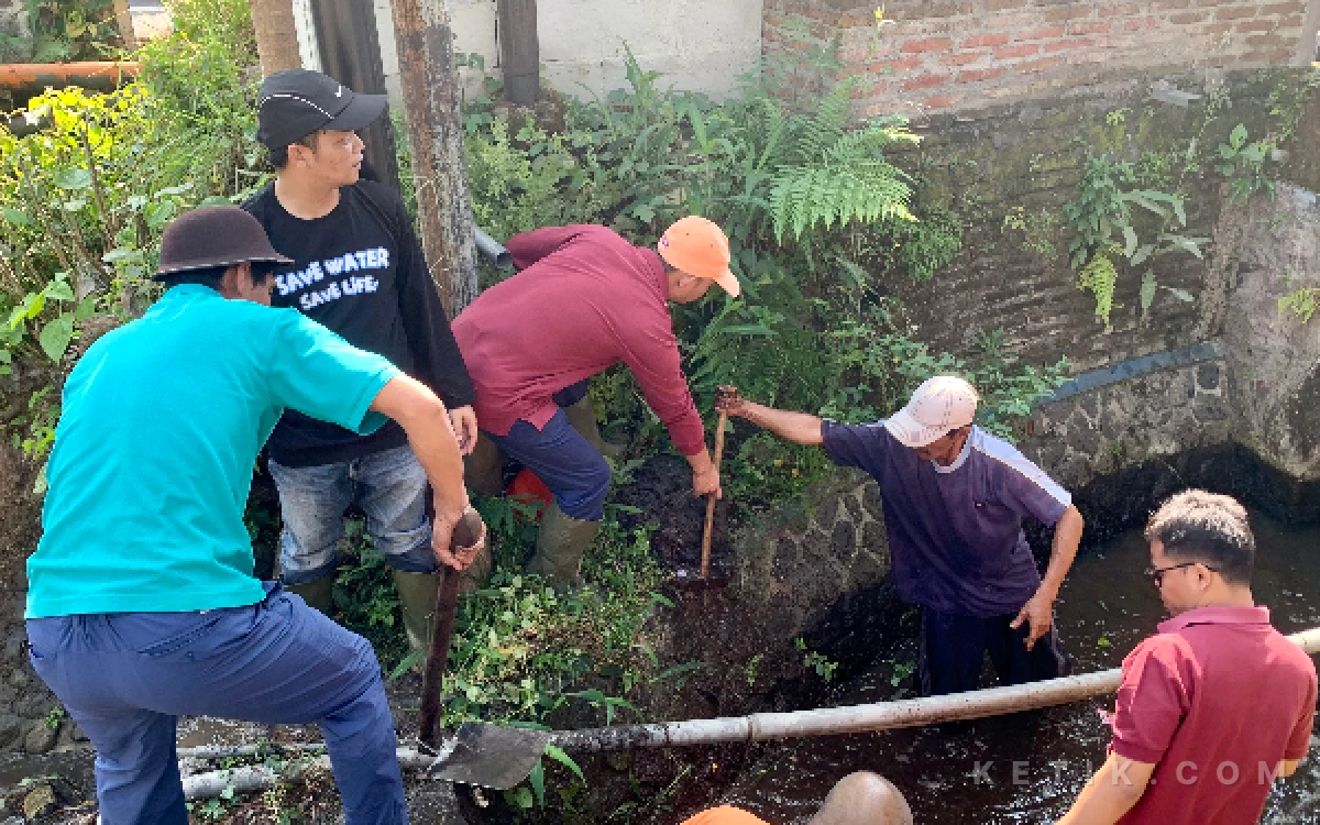 Turun ke Sungai, Perumdam Among Tirto Kota Batu Pulihkan Aliran Irigasi dari Sedimentasi
