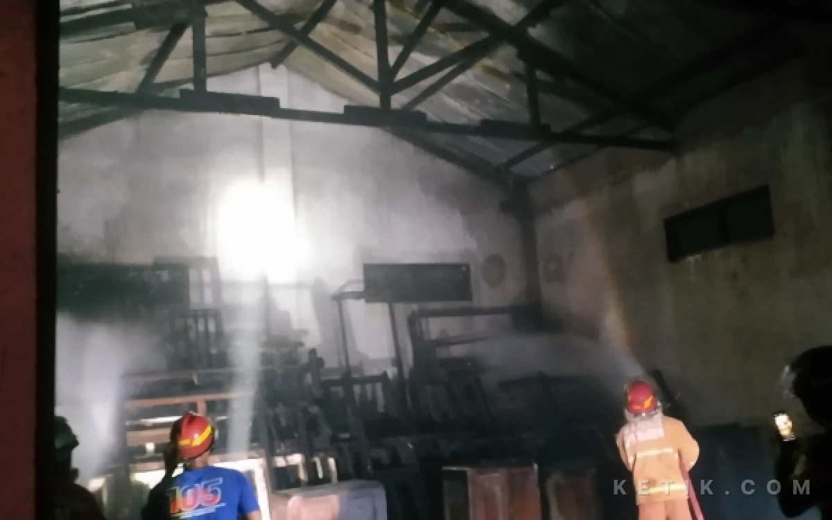 Sebuah Bangunan Bekas Gudang di Kota Madiun Dilahap Si Jago Merah