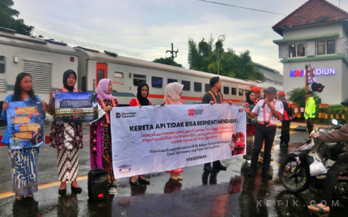 Gunakan Kebaya, KAI Daop 7 Madiun Gelar Sosialisasi Keselamatan sekaligus Peringati Hari Kartini
