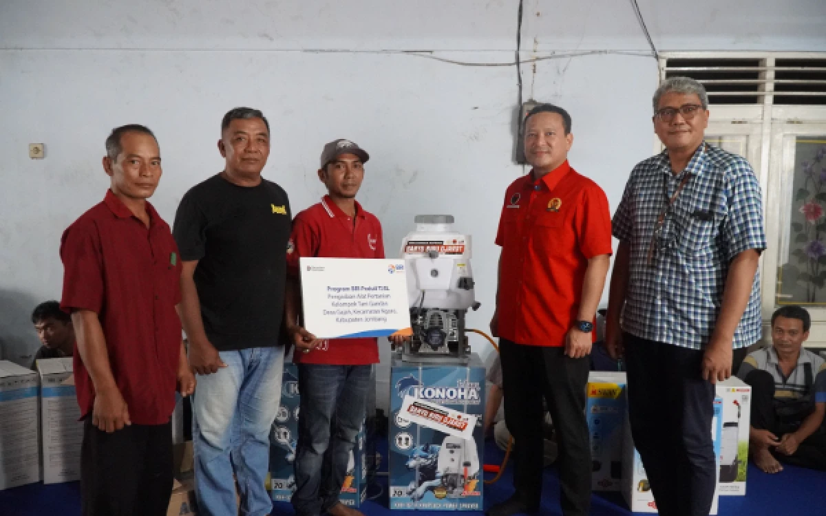 Dorong Ketahanan Pangan, BRI Jombang Bagikan 189 Alat Semprot ke Petani
