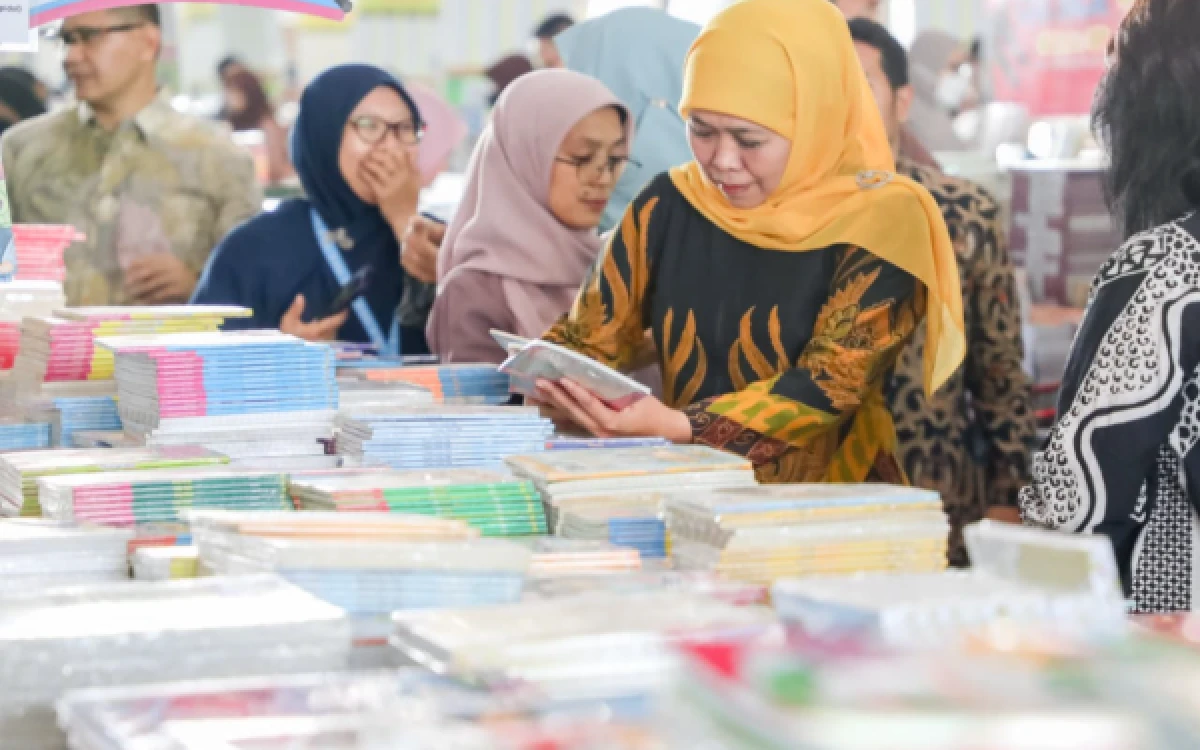 Thumbnail Berita - Hari Buku Sedunia 2026, Gubernur Khofifah Ajak Perkuat Literasi untuk Wujudkan SDM Berdaya Saing Global