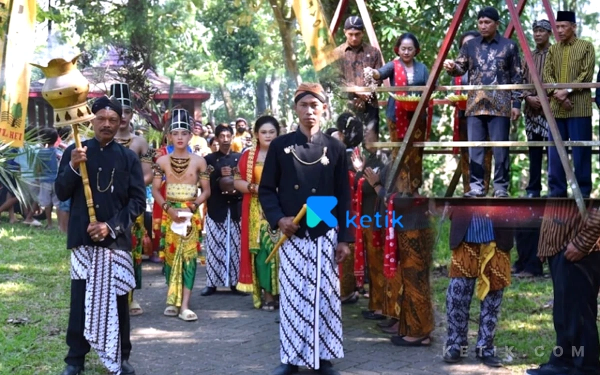 Lestarikan Tradisi Ulur-Ulur Telaga Buret, Plt Bupati Tulungagung Dorong Penguatan Wisata Budaya