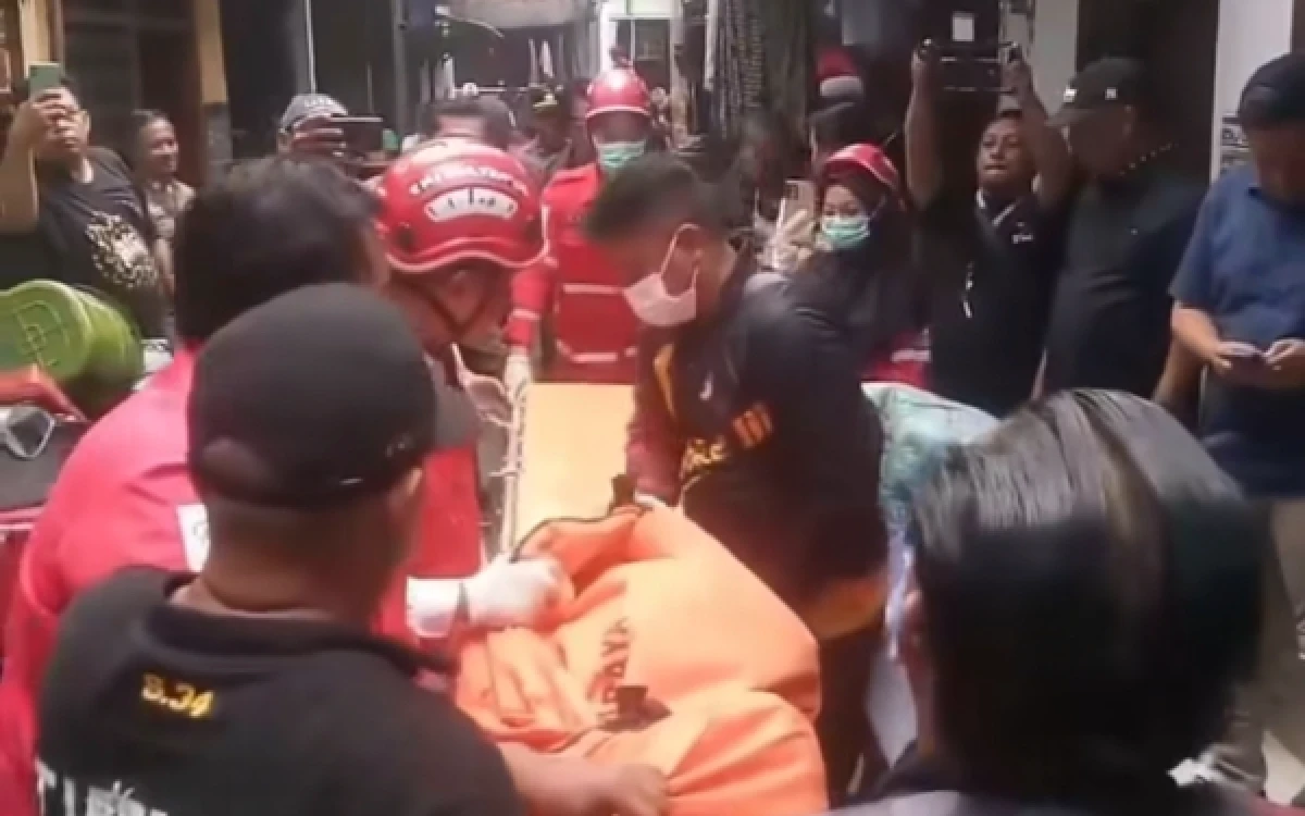 Penemuan Jenazah di Simokerto, Petugas Lakukan Evakuasi ke RS Bhayangkara Surabaya