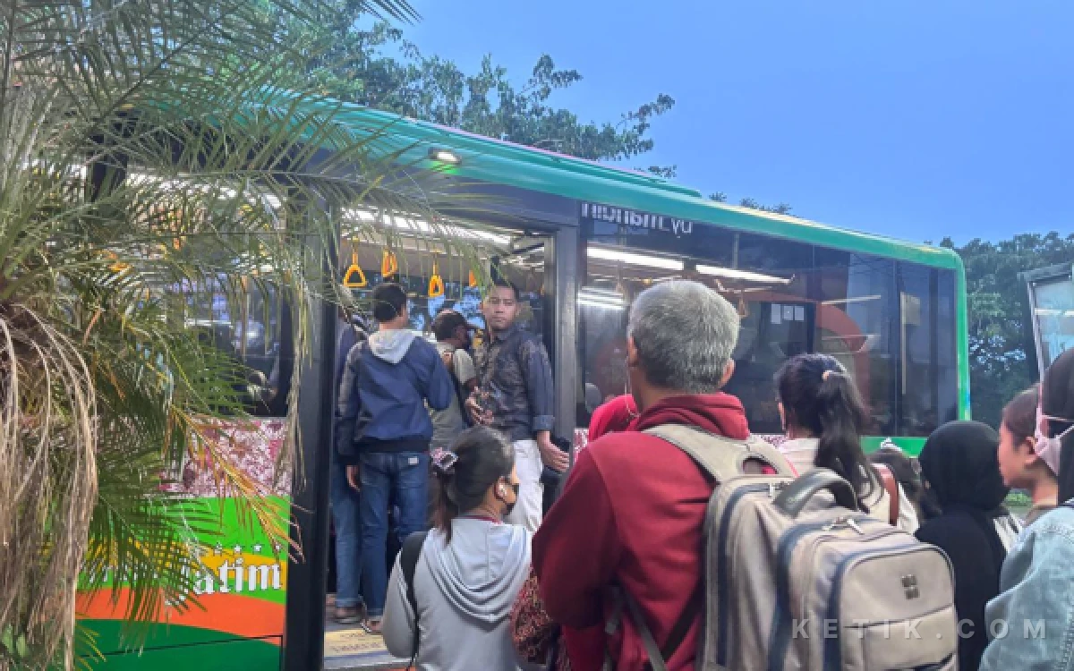 Thumbnail Berita - Dari Terminal Kertajaya ke Halte Dukuh Menanggal Bolak-Balik! Tetap Rapi, Meski Kepadatan Penumpang Silih Berganti