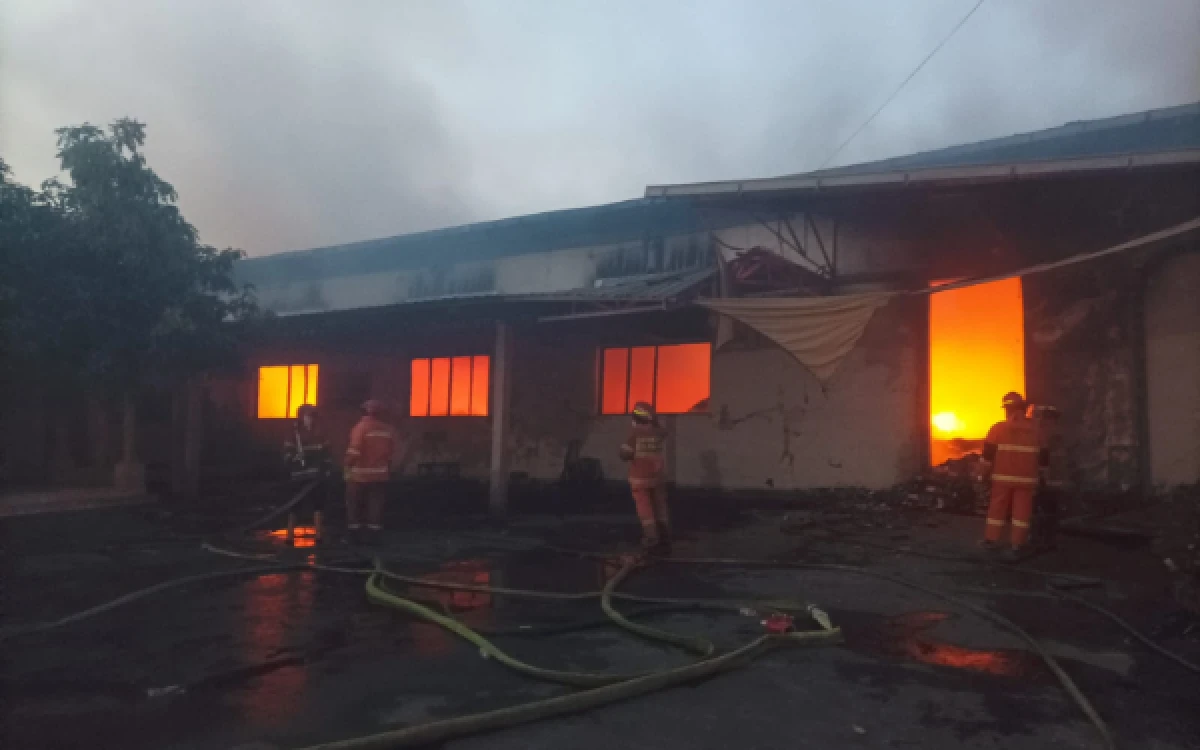 Gudang Pabrik Rokok di Kota Malang Terbakar, Lima Mobil Damkar Diterjunkan