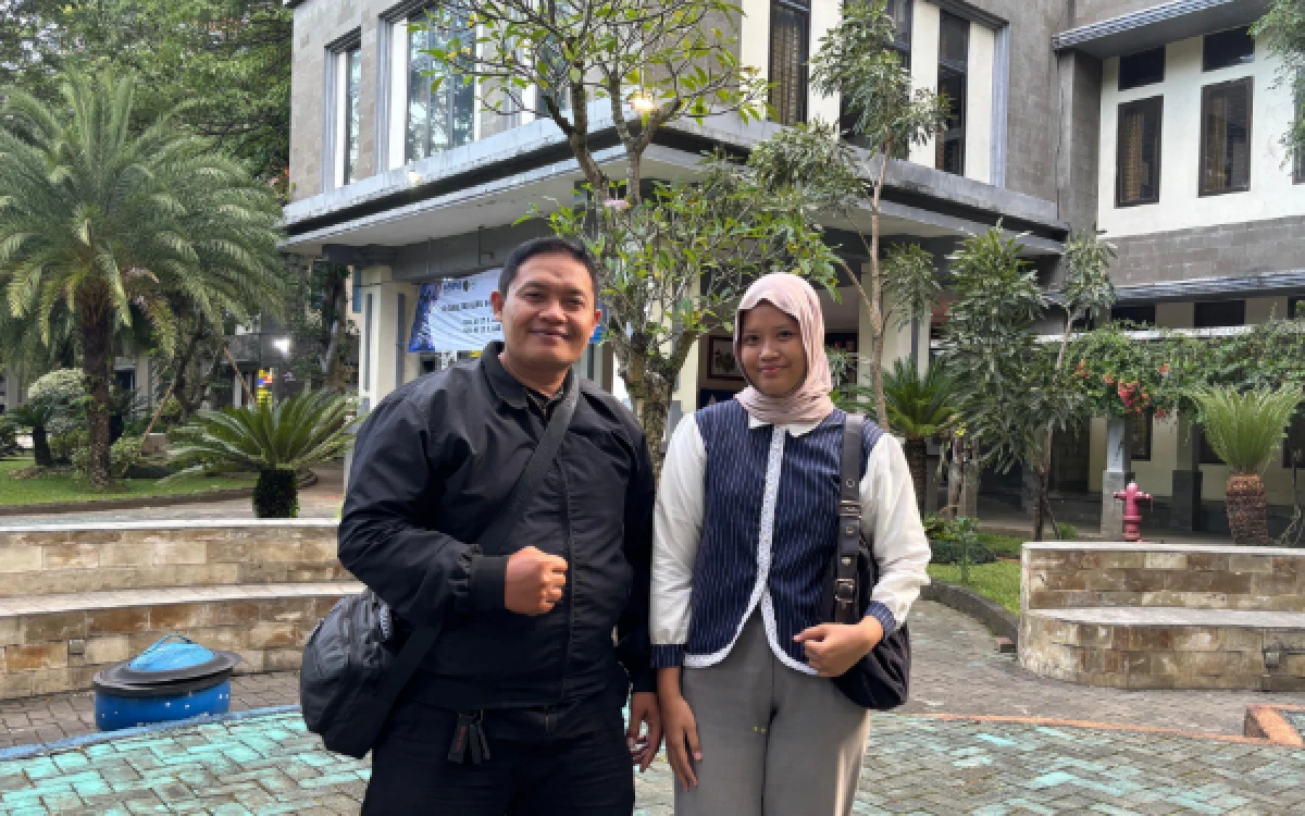 Thumbnail Berita - Perjuangan Orang Tua Dampingi Anak UTBK di Universitas Brawijaya, Tanpa Bimbel Andalkan Doa dan Semangat