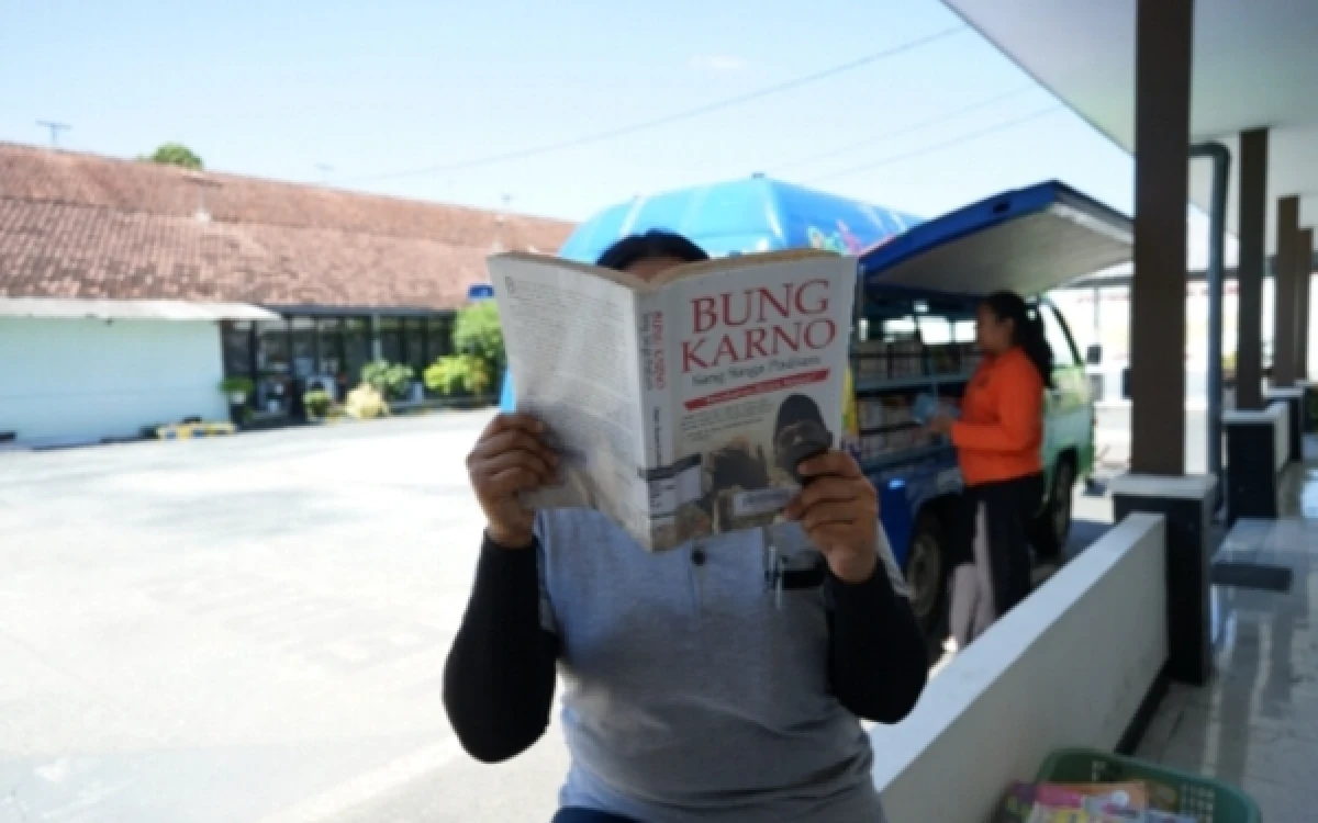Thumbnail Berita - Perpustakaan Keliling Sambangi Lapas Perempuan Malang, Warga Binaan Antusias Baca Buku