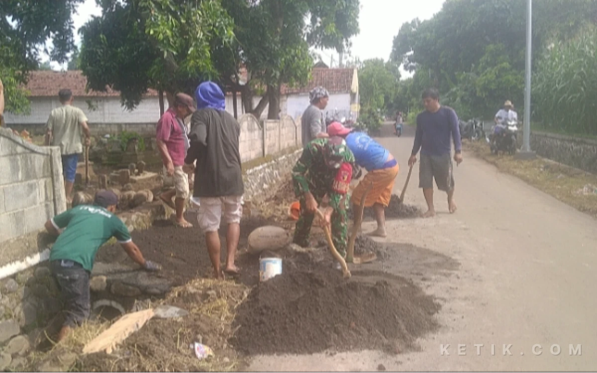 Babinsa Koramil 0823/14 Jatibanteng  dan Warga Gotong Royong Bangun Jembatan di TPU