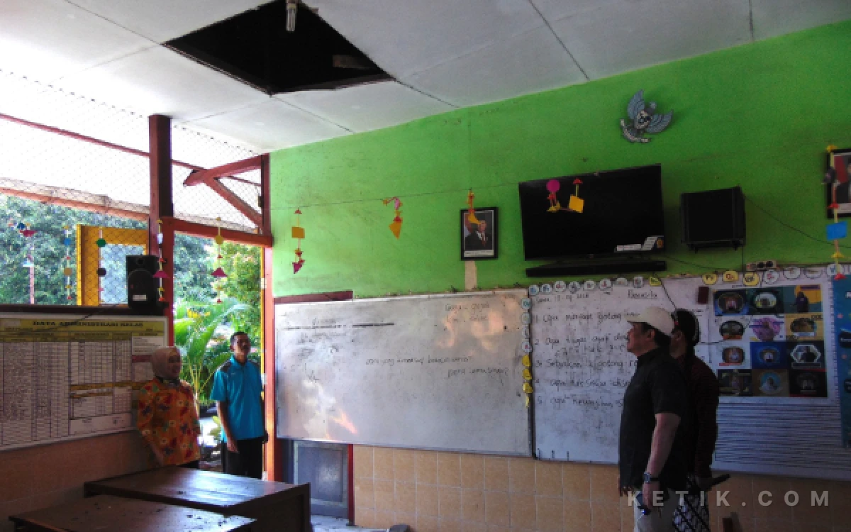 Thumbnail Plafon SDN Kemantren 1 Tulangan Ambrol, Rehab Total Terkendala Status Cagar Budaya