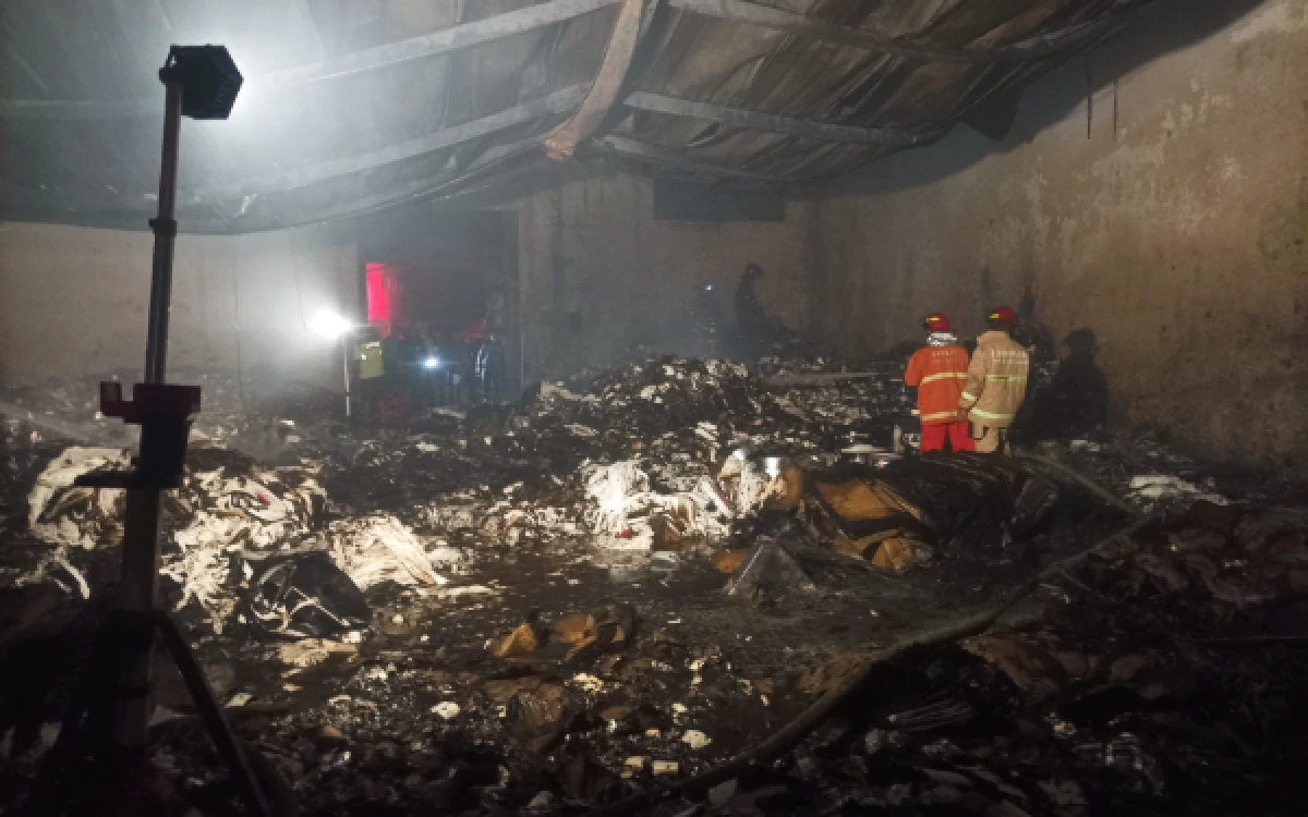 Thumbnail Berita - Kebakaran Gudang Pabrik Rokok di Malang, Kerugian Capai Miliaran Rupiah