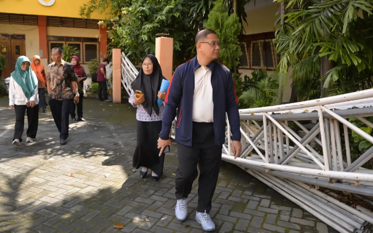 Thumbnail Berita - Kadindik Jatim Sidak SMAN 6 Surabaya, Kebersihan Sejumlah Titik Belum Terjaga