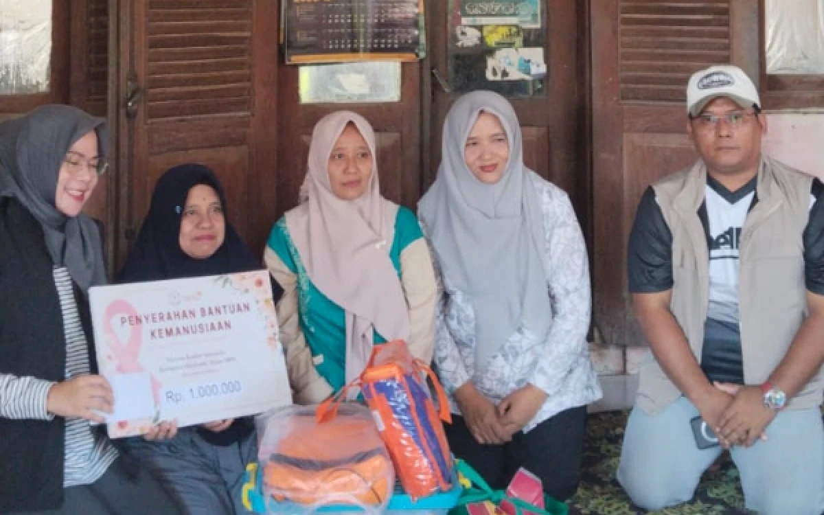 Thumbnail Berita - Ini Kata Camat Asembagus, Ketika Dampingi Ketua Yayasan Kanker Situbondo Salurkan Bantuan