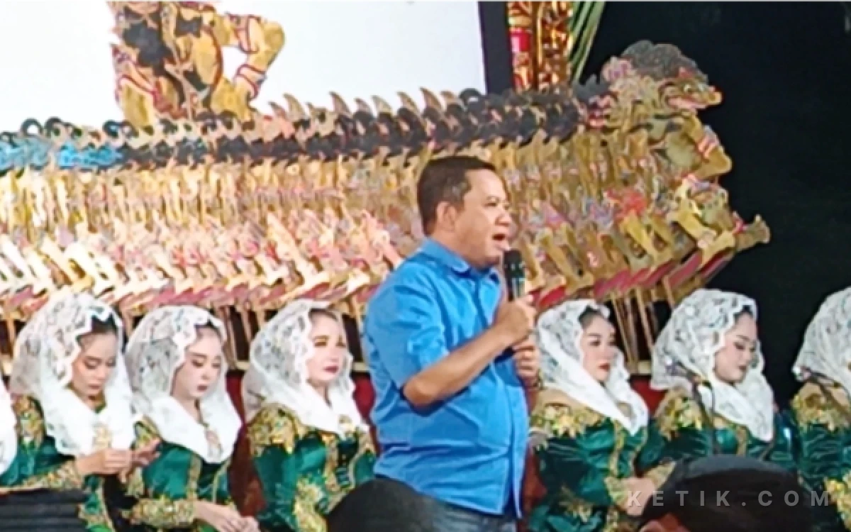 Thumbnail Berita - Tradisi Sedekah Bumi Desa Karyomukti Dimeriahkan Wayang Kulit, Plt Bupati Pekalongan Janji Pembangunan Infrastruktur Jalan