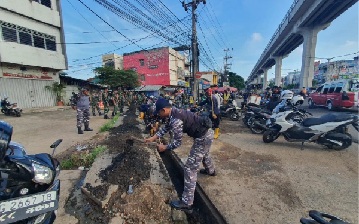 Thumbnail Berita - Cegah Banjir, Lanal Palembang Gerak Cepat Gotong Royong Bersihkan Saluran Air