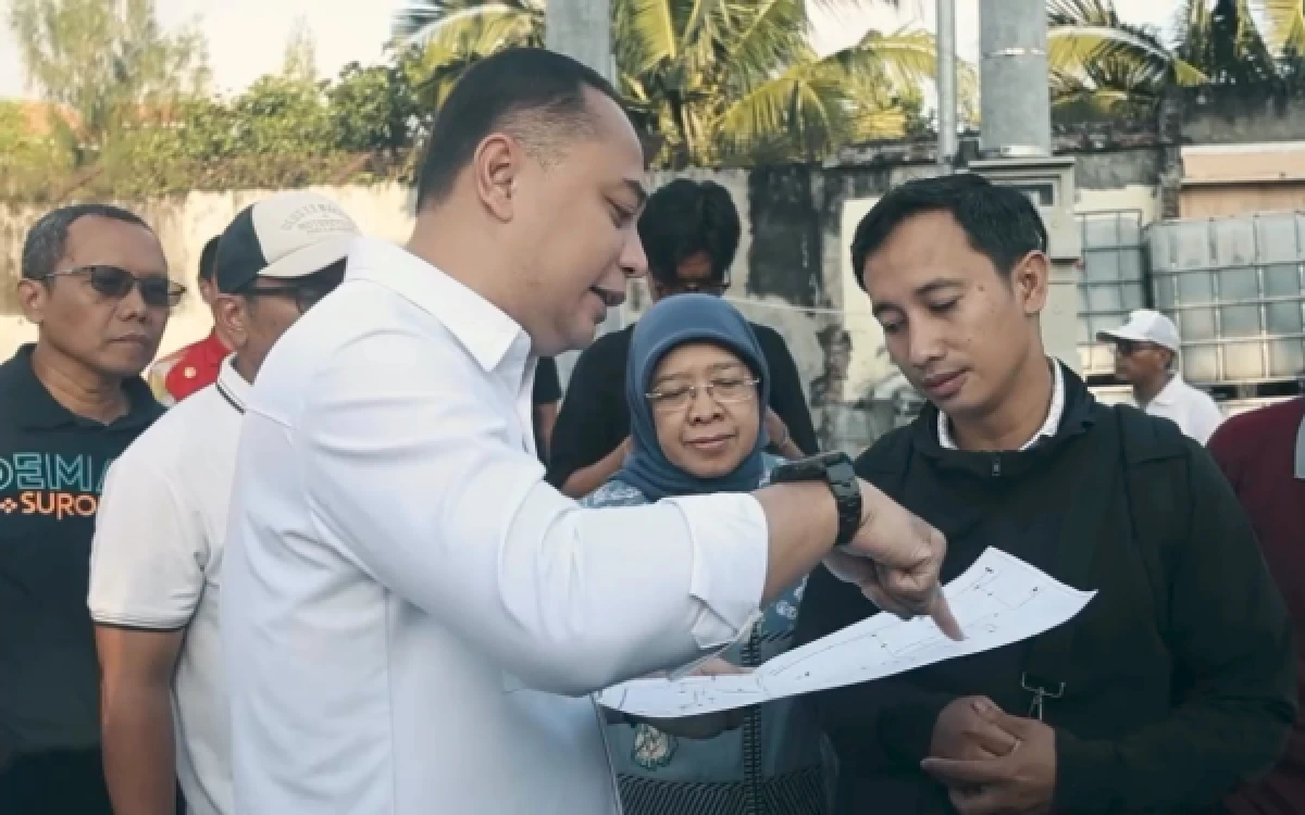Thumbnail Berita - Eri Cahyadi Targetkan Banjir Surabaya Selatan Tuntas 2026, Pemkot Petakan Aliran Air hingga 2 Kilometer