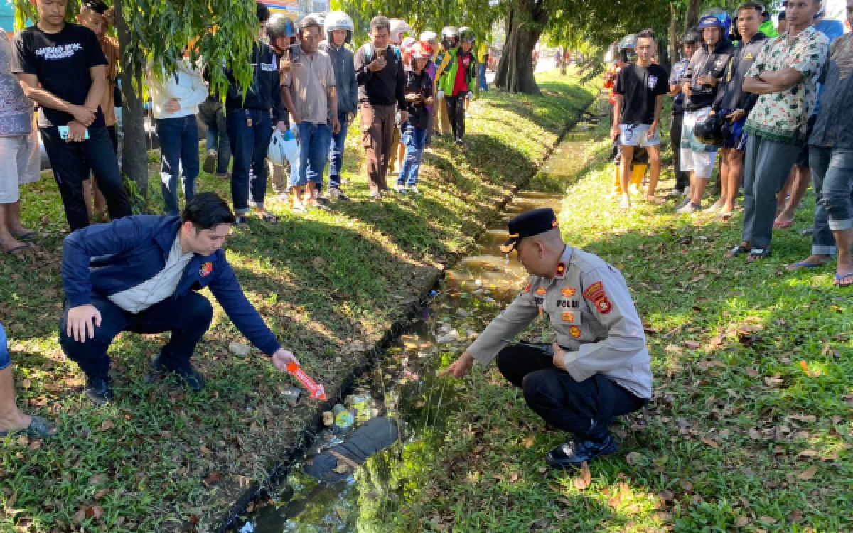 Thumbnail Berita - Mengapung di Selokan Jalan Ratu Alamsyah Palembang, Bocah 10 Tahun Ditemukan Meninggal Dunia