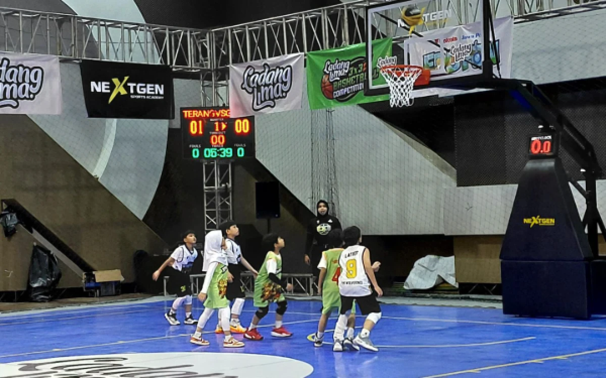 Thumbnail Berita - Antusiasme Membludak! 150 Tim Ramaikan Kompetisi Basket 3x3 di Surabaya