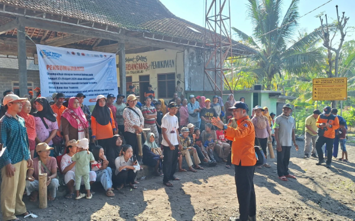 Thumbnail Berita - Warga Pesisir Dilatih Hadapi Tsunami, Simulasi Digelar di Lumajang dan Trenggalek