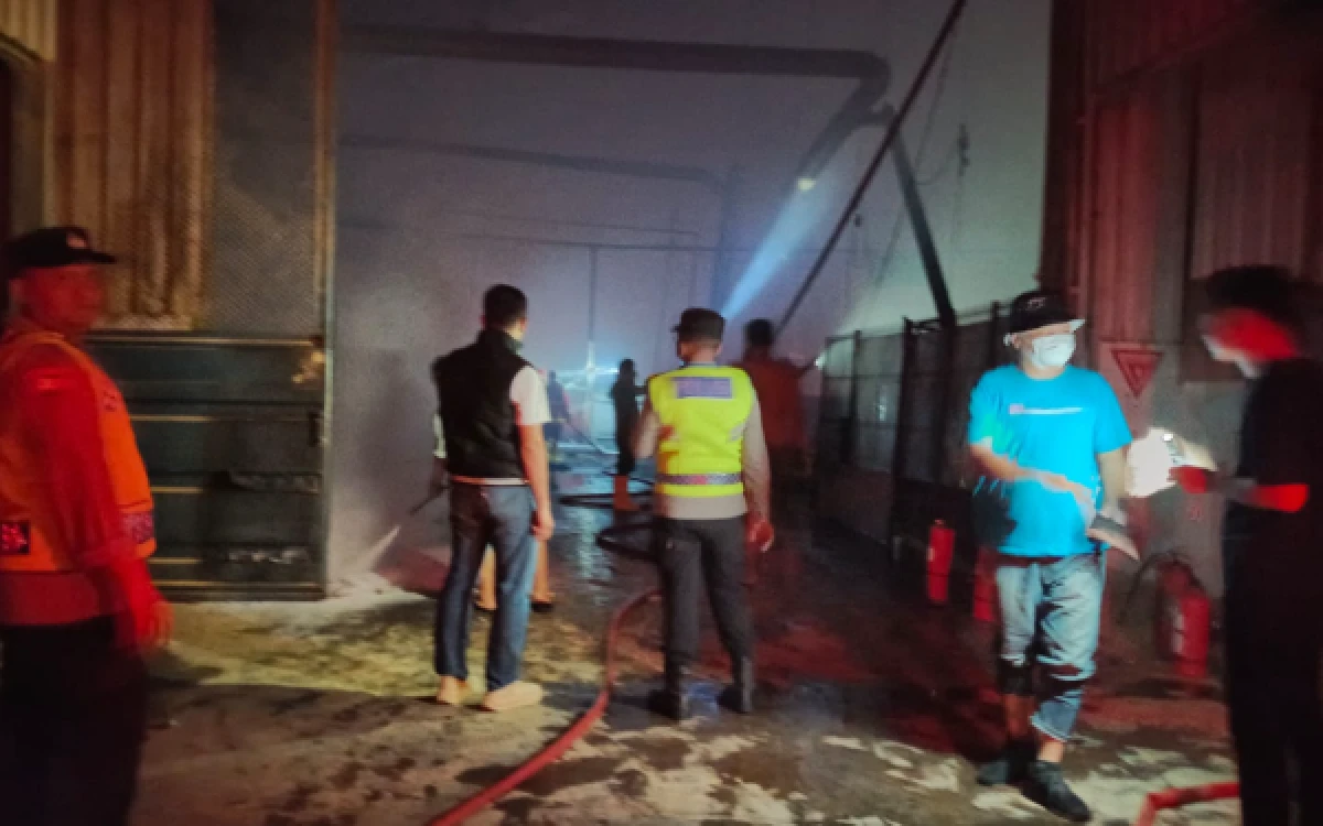 Thumbnail Berita - Gudang PT SAS Kreasindo di Tegal Terbakar Hebat! Mesin Ludes, Kerugian Tembus Rp15 Miliar