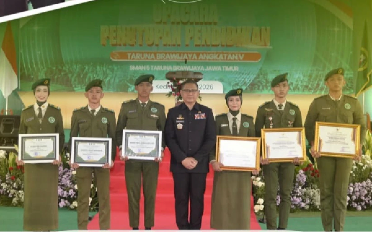 Thumbnail Berita - Taruna-Taruni SMAN 5 Taruna Brawijaya Berprestasi, Kadindik Jatim  Serahkan Piagam Apresiasi dari Gubernur Khofifah