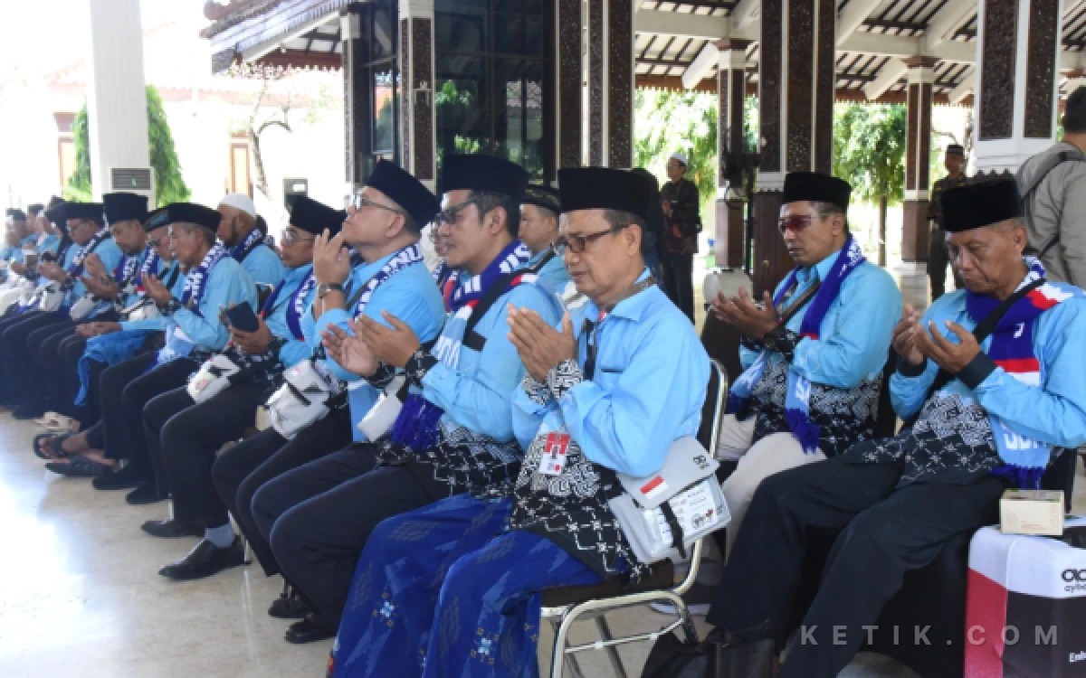 Thumbnail Berita - Jamaah Haji Sidoarjo Capai 2.700 Orang, Sekda Fenny Apridawati Berangkatkan Kloter Perdana