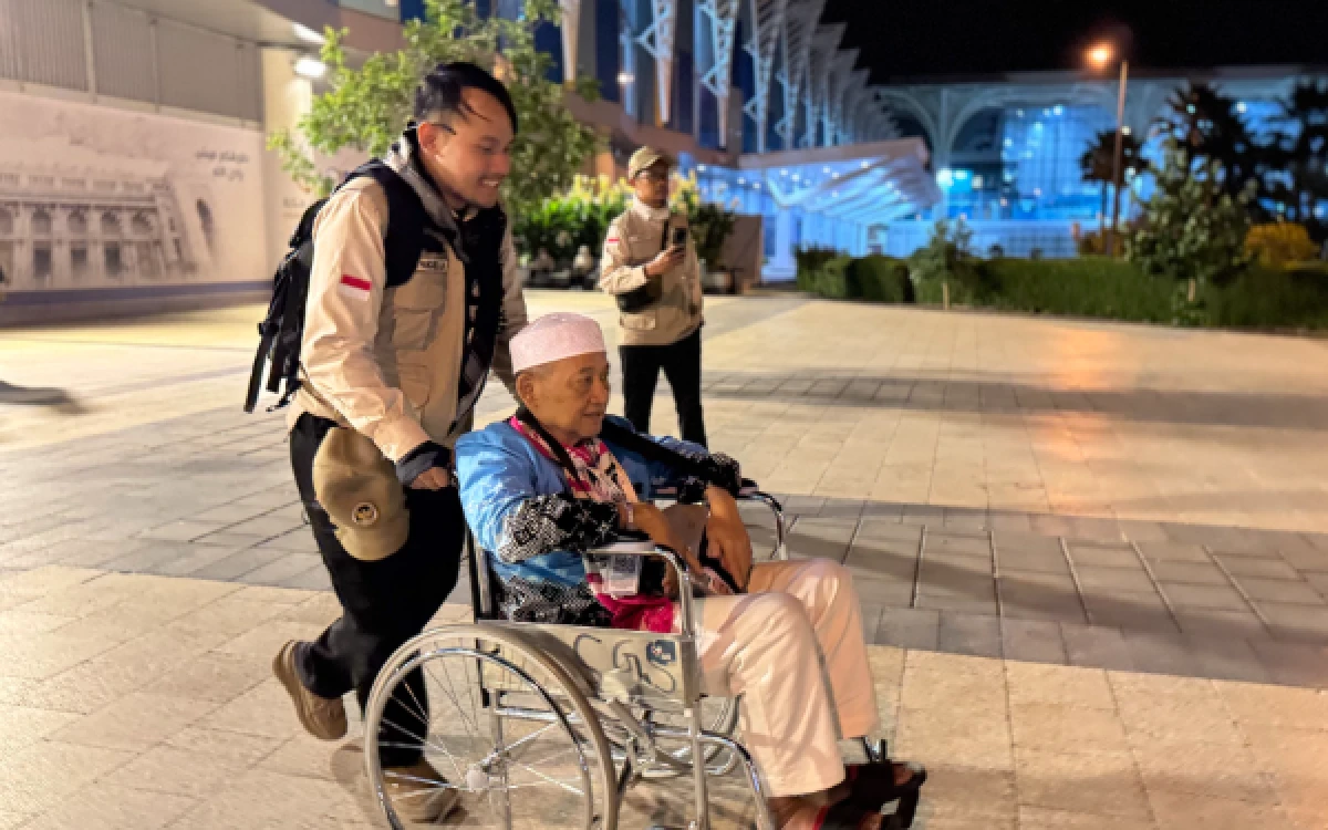 Thumbnail Berita - 6.172 Jemaah Lansia Tiba, Layanan Bandara Diperkuat Mobil Golf hingga Payung Kursi Roda