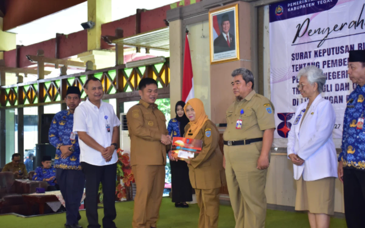 Thumbnail Berita - Bupati Tegal Serahkan SK Pensiun ke 90 PNS, Pastikan Hak dan Kenaikan Pangkat Terpenuhi