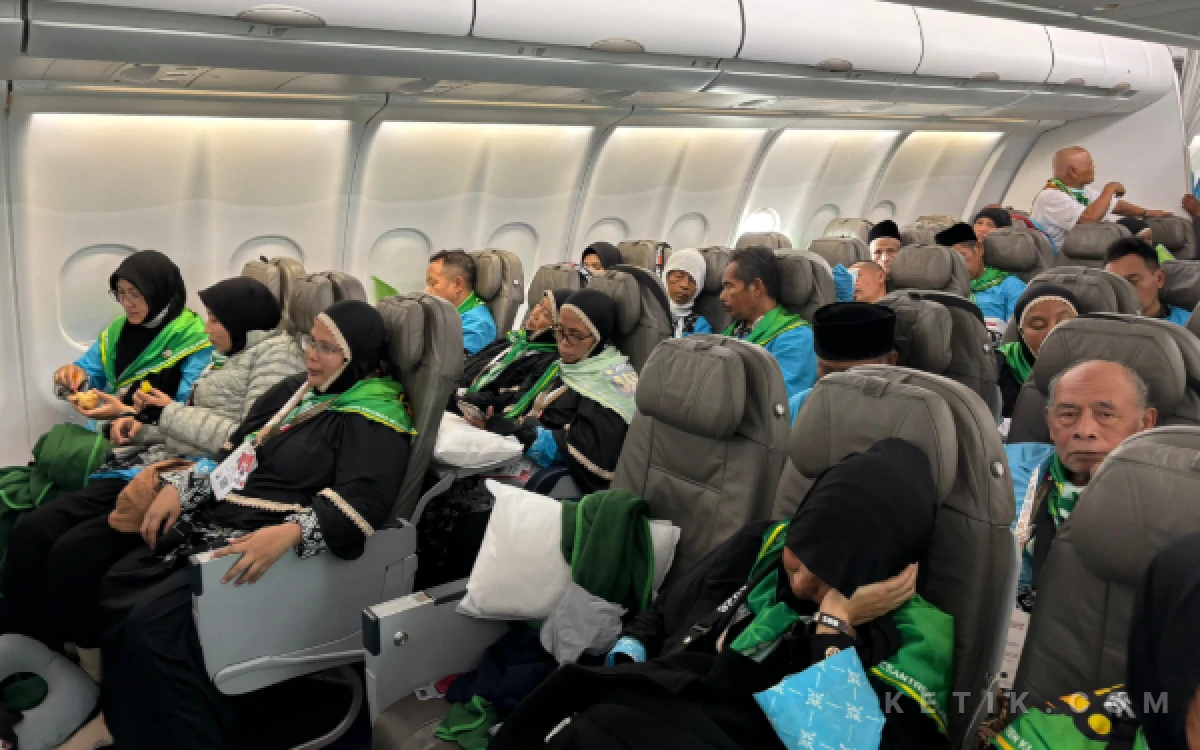 Thumbnail Berita - Jemaah Haji Jatim Landing Mendadak di Medan, Tertahan Puluhan Jam Tanpa Penjelasan hingga Dicarikan Penginapan, Ada Apa?