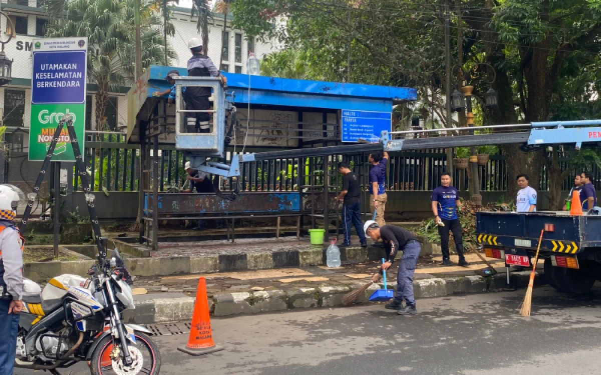 Thumbnail Berita - Terinspirasi Aksi Masyarakat, Dishub Kota Malang Mulai Bersihkan Halte Terbengkalai