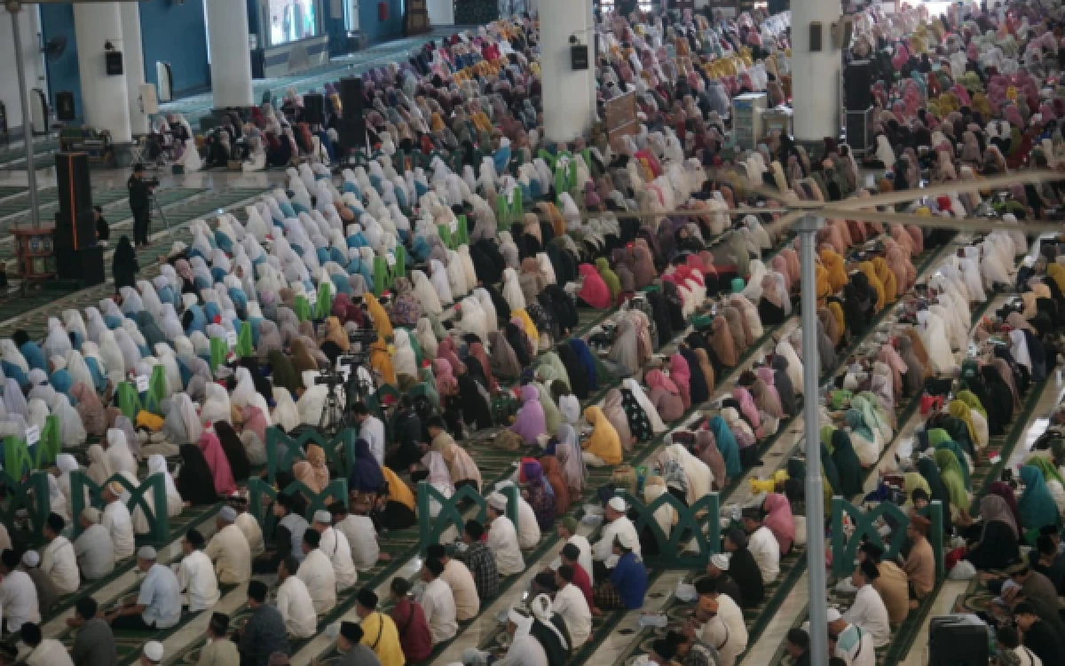 Thumbnail Berita - Milad ke-28 Ponpes Al-Jihad Surabaya Usung Tema “Hidup Indah, Penuh Berkah”, Ribuan Jemaah Padati Masjid Al-Akbar