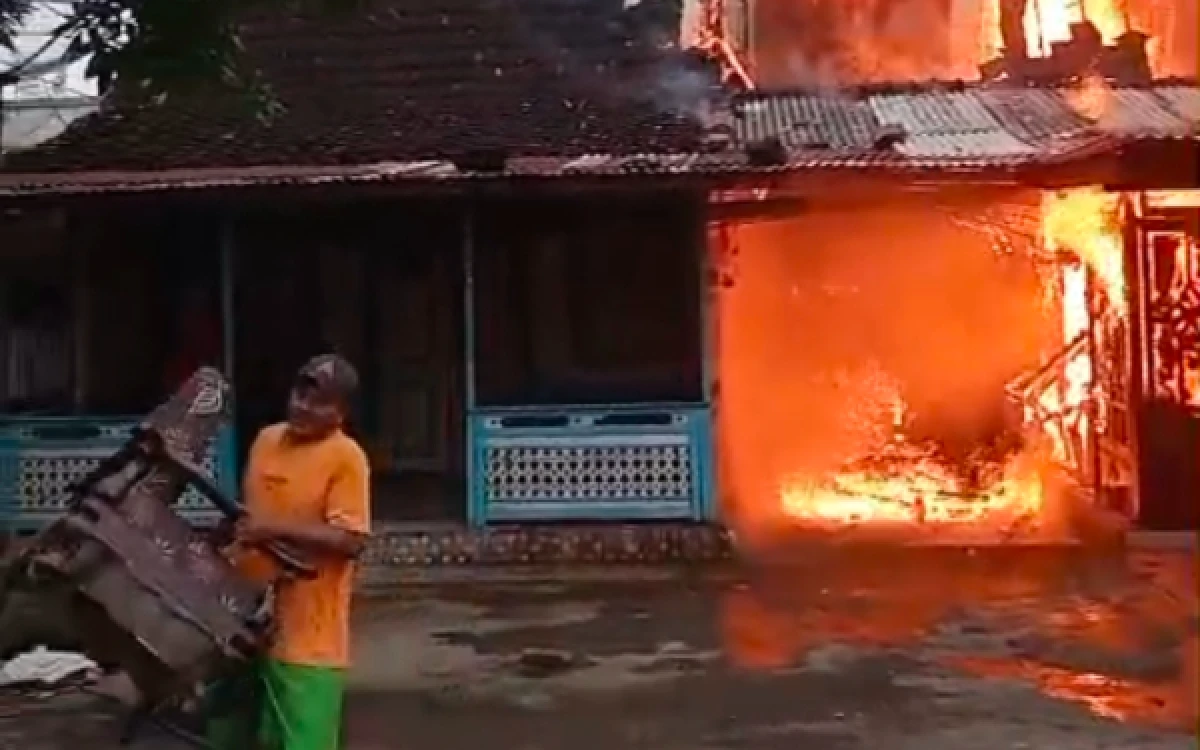 Thumbnail Berita - Diduga Akibat Korsleting Listrik, 3 Rumah di Situbondo Terbakar
