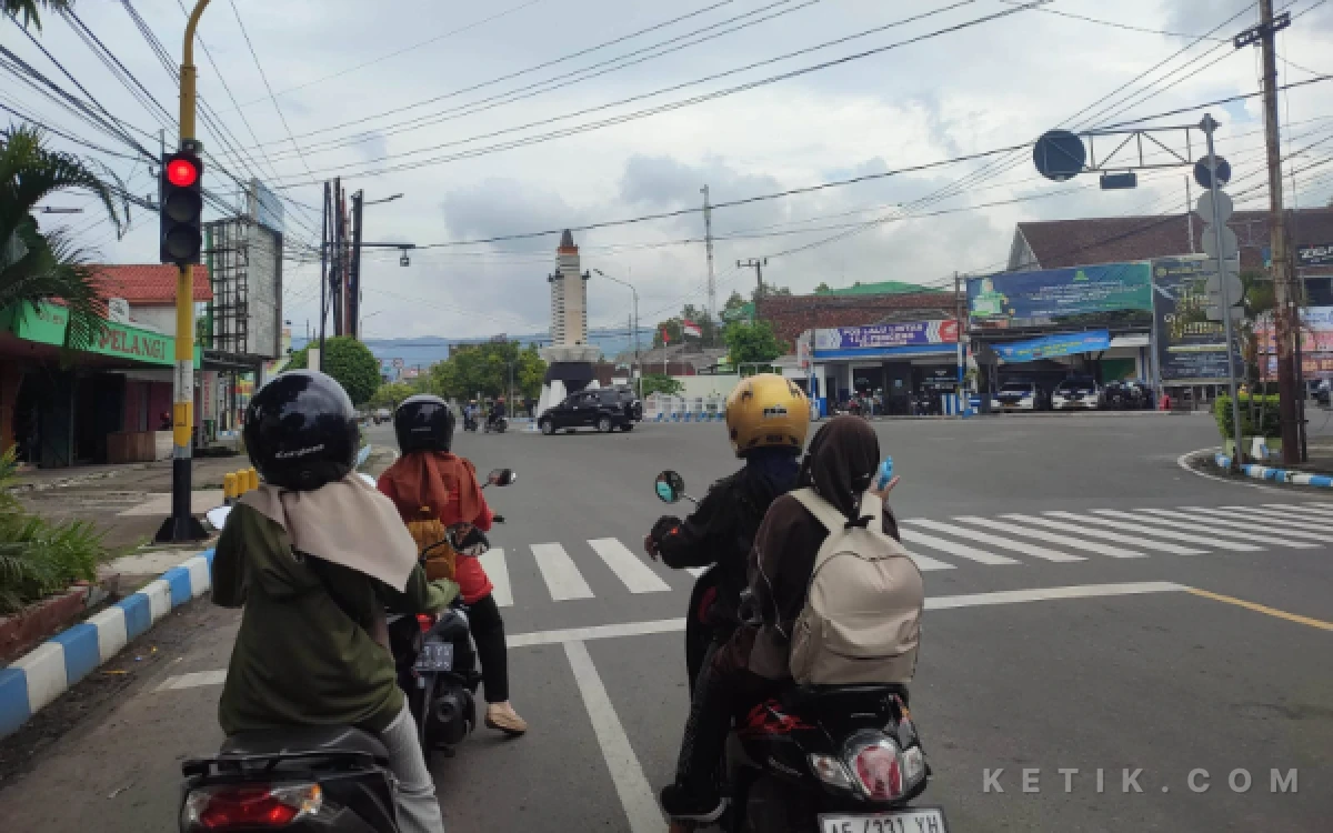 Thumbnail Berita - Pengendara Tanpa Helm Marak di Pacitan, ETLE Traffic Light Masih Digodok