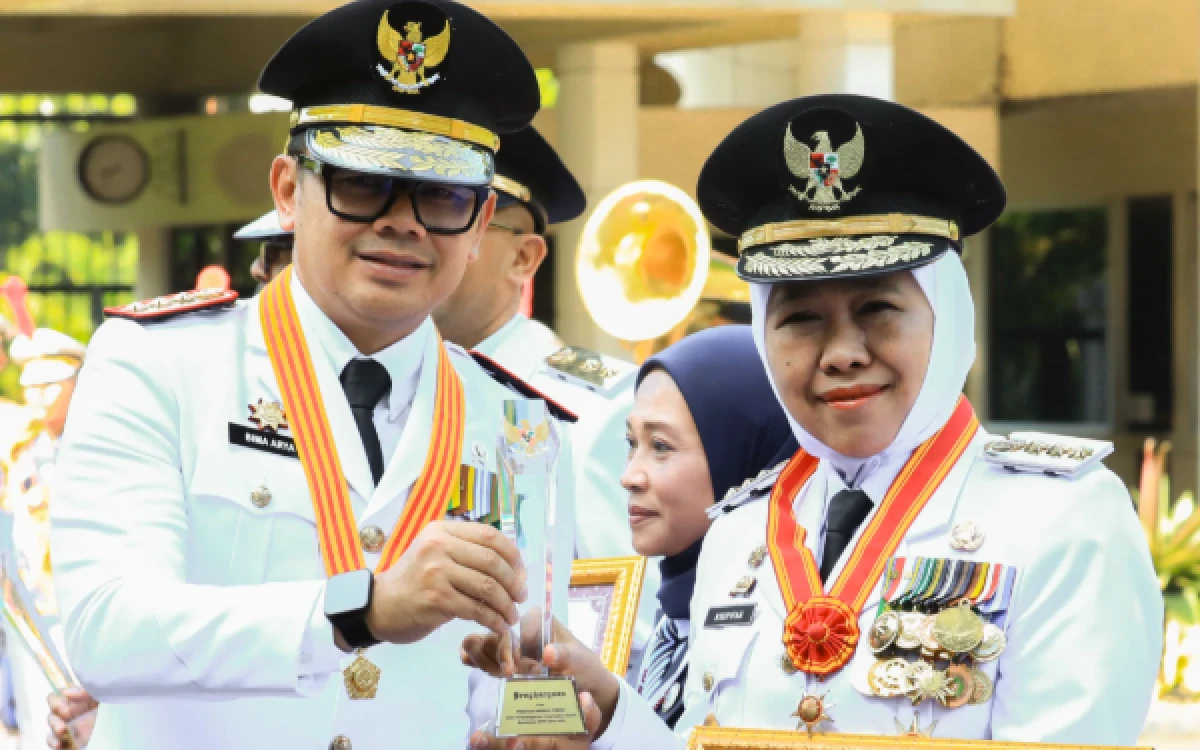 Thumbnail Berita - Status Kinerja Tinggi! Gubernur Khofifah Terima Penghargaan Mendagri, Jatim Terbaik Nasional EPPD 2025