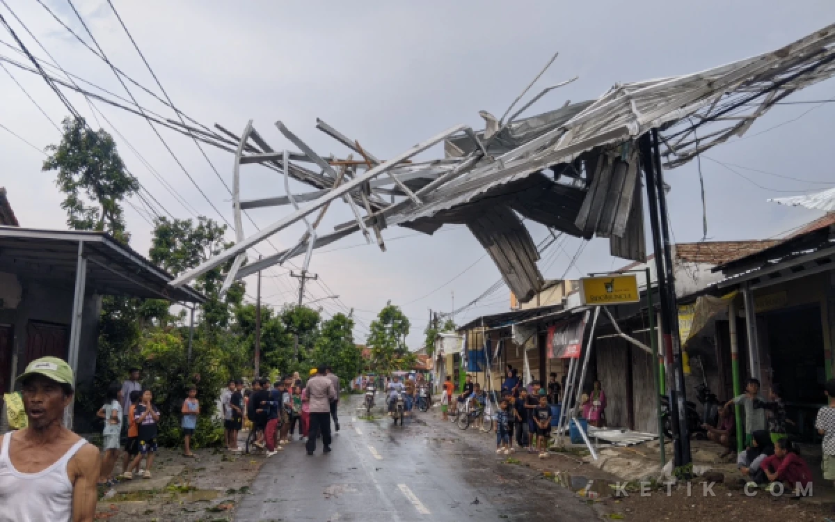 Thumbnail Berita - Angin Kencang Terjang Cipelem Brebes, 20 Rumah Rusak dan Pohon Tumbang
